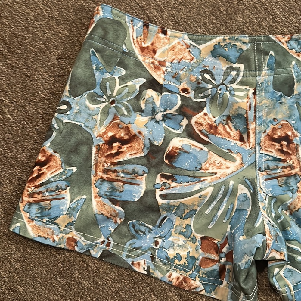 Women’s Reversible Floral/White Crazy Shirts Board Shorts *Like New* - Picture 6 of 14